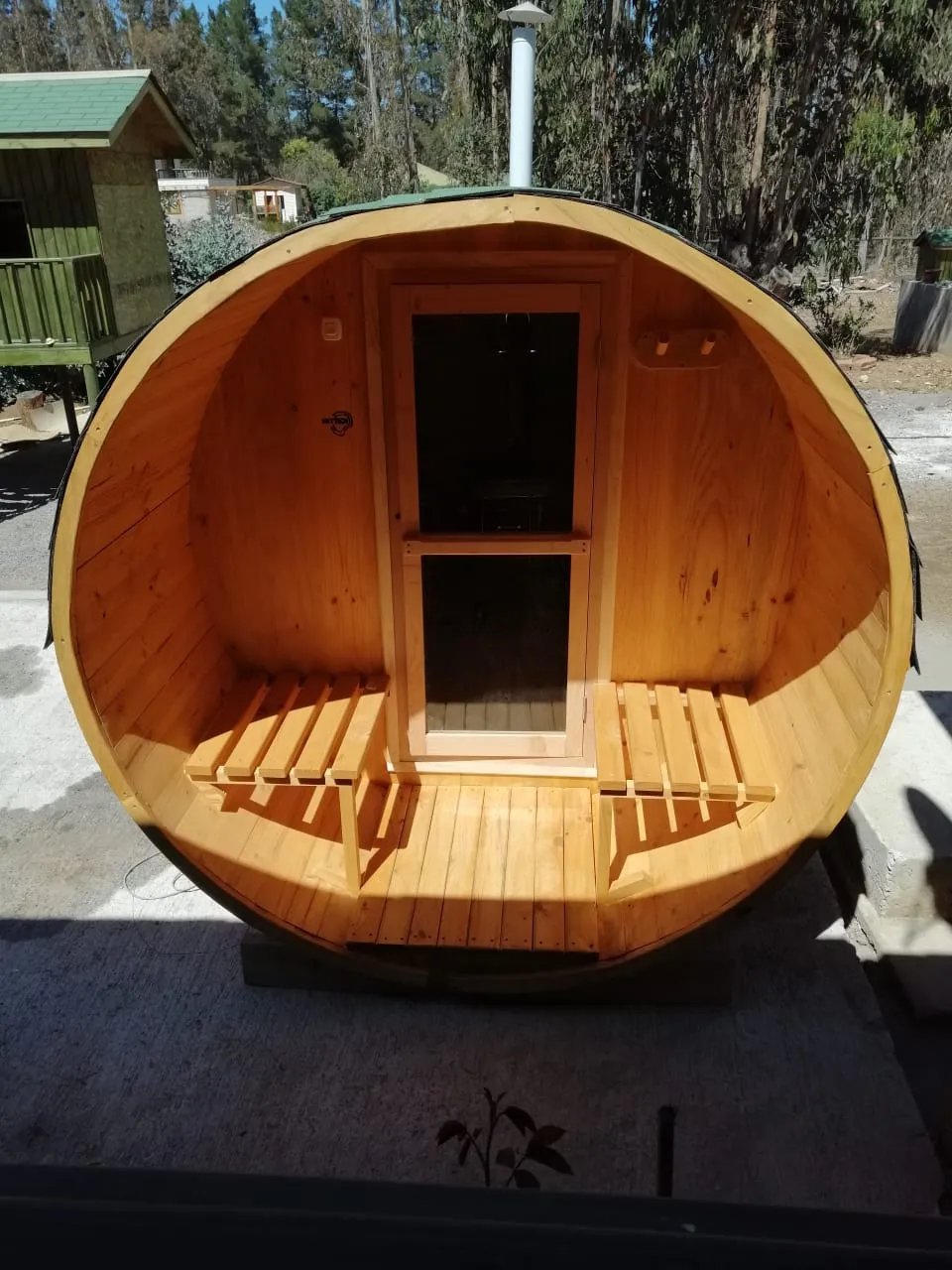 Frente de sauna tipo barril con bancas y puerta de vidrio templado