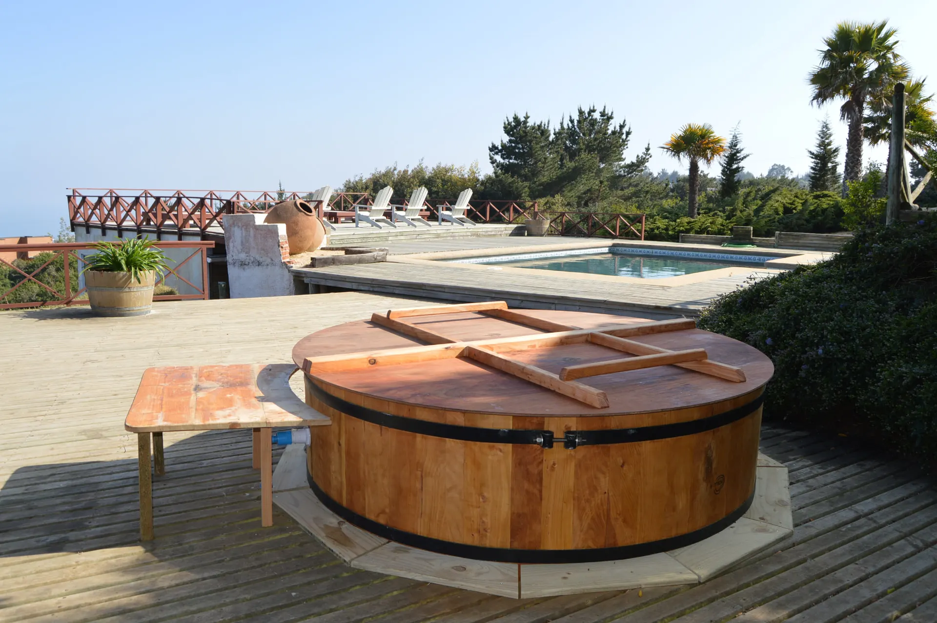 Tina de madera con tapa en terraza residencial