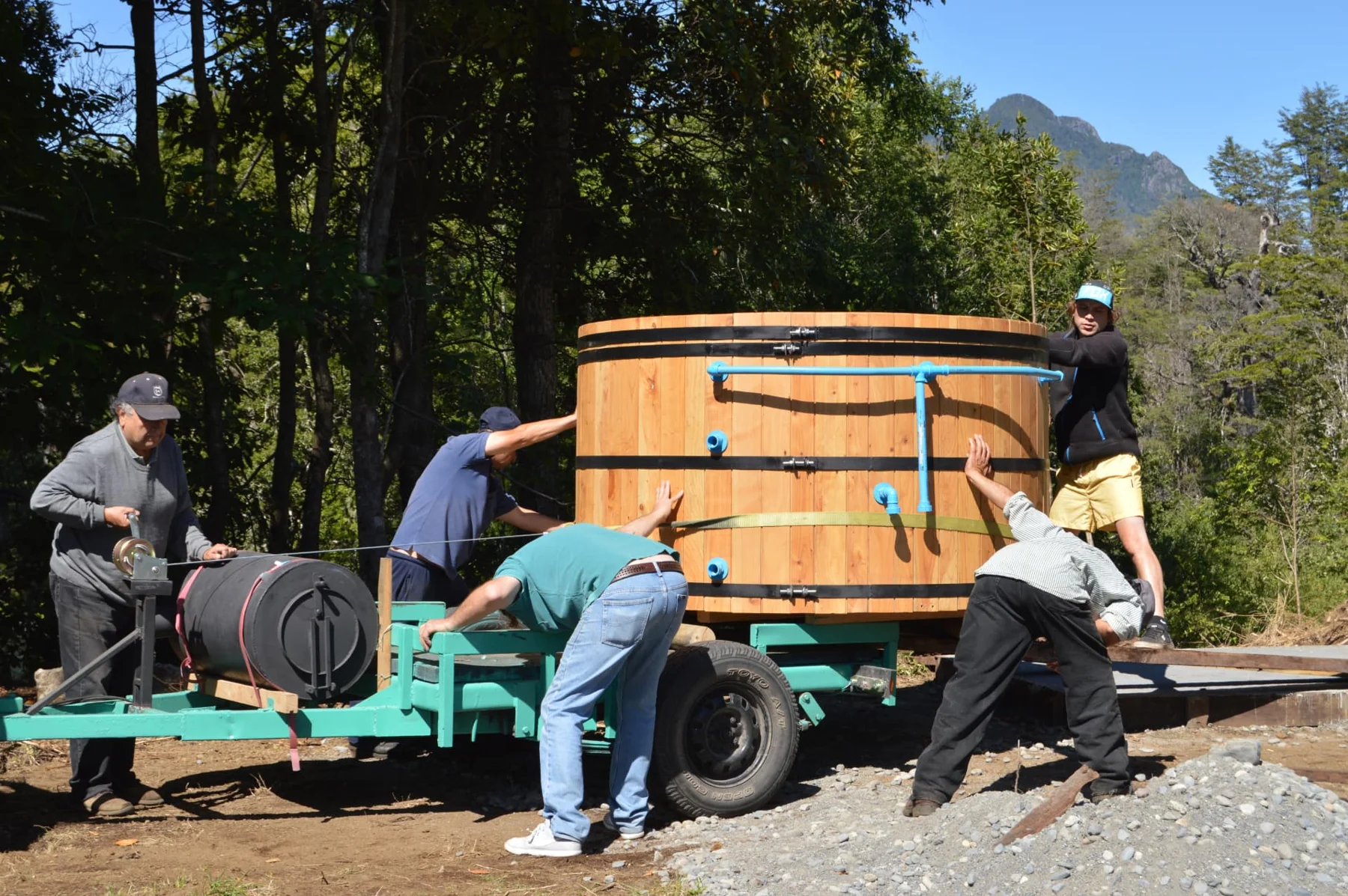 Equipo trasladando una tina de madera durante una instalación en Pucón Trancura